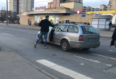 Питер Онлайн - Водитель наехал на ребёнка на самокате во Фрунзенском районе - online47.ru - Санкт-Петербург