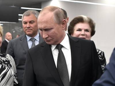 Владимир Путин - Валентина Терешкова - Путин пообещал Терешковой увеличить оклады космонавтов - sobesednik.ru