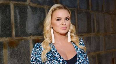 Анна Семенович - «Бочонок на ножках», «Двигается, как корова»: Анна Семенович в платье с глубоким декольте и высоким разрезом устроила жаркие танцы - goodnews.ua