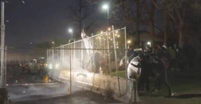 Вандализм и стычки с полицией: в Миннесоте второй день продолжаются беспорядки после убийства темнокожего — видео - reendex.ru - шт. Миннесота - Бруклин-Сентер