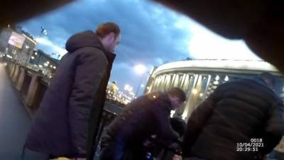 В Петербурге полицейские спасли мужчин, тонувших в Обводном канале - piter.tv - Ленинградская обл. - Санкт-Петербург - р-н. Московский