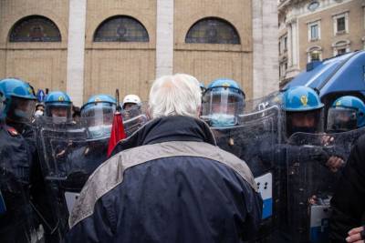 Ситуация с COVID-19: снятие ограничений в Британии и протесты в Италии - tvc.ru - Англия - Нью-Дели - Рима