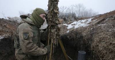 Обстрелы боевиков на Донбассе не прекращаются: один воин погиб - tsn.ua