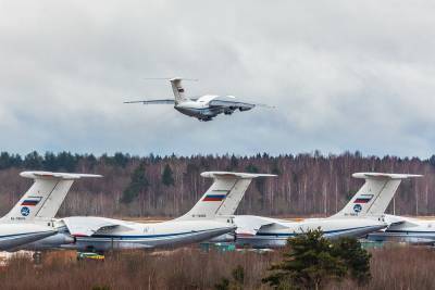 Днем и ночью: в Твери пилоты тяжелых Ил-76 отрабатывали наиболее сложные элементы лётной подготовки - afanasy.biz - Тверь - Тверская обл.