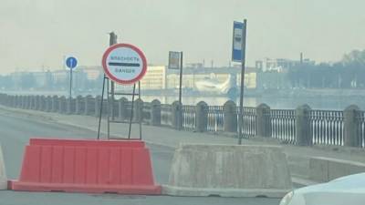 Участок Октябрьской набережной в районе пожара до сих пор перекрыт - piter.tv - Санкт-Петербург