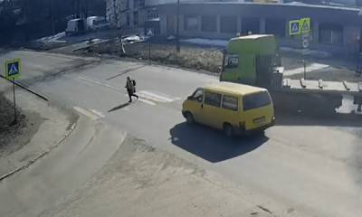 В Петрозаводске девочка чуть не попала под колеса машины на пешеходном переходе - gubdaily.ru - Петрозаводск - республика Карелия