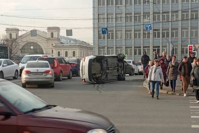 В Петербурге на мосту перевернулся автомобиль «Яндекс.Драйва» - abnews.ru - Санкт-Петербург