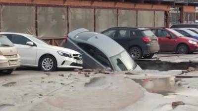 Парковка на Савушкина, на которой три машины провалились в яму, была незаконной - piter.tv - Санкт-Петербург