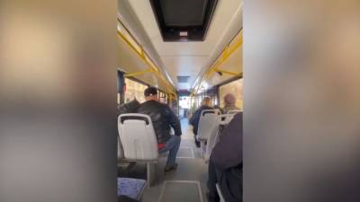 Сибиряк устроил перепалку в автобусе Крыму после того, как его назвали «понаехавшим» - riafan.ru - Крым - Симферополь