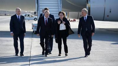 Владимир Путин - Дмитрий Песков - Валентина Терешкова - В Кремле объяснили отсутствие масок у Путина и Терешковой - iz.ru
