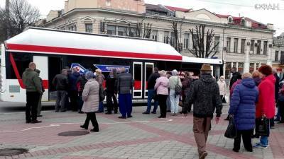 К мобильному пункту вакцинации в Симферополе выстроилась очередь из желающих привиться - riafan.ru - Крым - Симферополь - Евпатория - Керчь