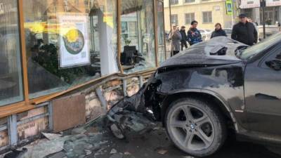 BMW сбил двух человек и раскрошил угол здания в Новосибирске — видео - 5-tv.ru - Новосибирск