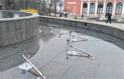 В Одессе вандалы испортили фонтан на Театральной площади - odessa-life.od.ua - Одесса