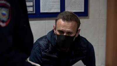 Алексей Навальный - "Не дают мой Коран": Навальный подал в суд на колонию - vesti.ru