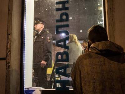 Виолетта Грудина - Штаб Навального в Мурманске взломали и разрисовали стены свастиками - rosbalt.ru - Мурманск