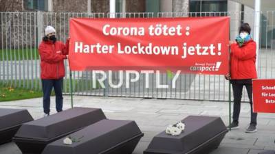 Ангела Меркель - В Германии к офису Меркель принесли гробы (видео) - sharij.net