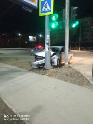 В Сыктывкаре водитель не справился с управлением и протаранил столб - komiinform.ru - респ. Коми - Сыктывкар