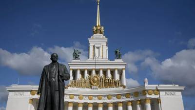 Михаил Леус - Синоптик прокомментировал аномальное тепло в Москве и регионах Урала - russian.rt.com - Москва - окр.Приволжский