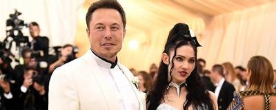 Илон Маск - Певица Граймс сделала себе тату во всю спину в виде инопланетных шрамов - runews24.ru
