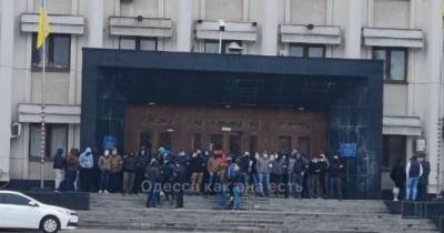 В Одессе неизвестные мужчины в балаклавах перекрыли вход в облгосадминистрацию - tsn.ua - Одесса - Захват
