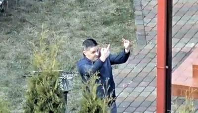 Показывал неприличные жесты: дипломат из России устроил в Латвии "карантинную" вечеринку - 24tv.ua - Рига - Латвия
