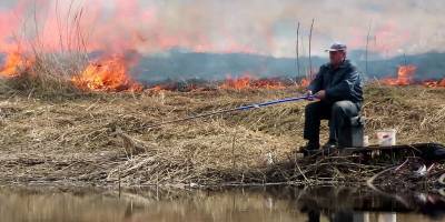 В Беларуси рыбака на реке Случь не остановил пожар - видео - ТЕЛЕГРАФ - telegraf.com.ua - Одесса - Слуцк