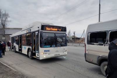 Автобус врезался в маршрутку на остановке Новосибирске - novos.mk.ru - Новосибирск
