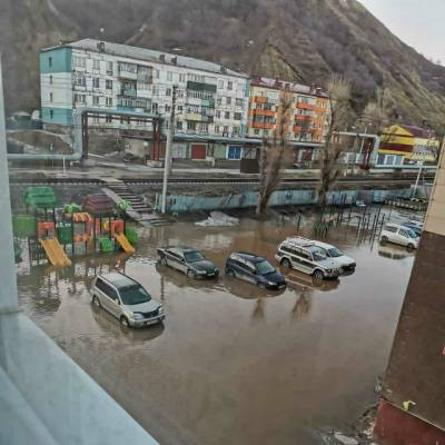Невельчанин лопатой вычерпывал воду из подтопленной лужей машины - sakhalin.info - Невельск