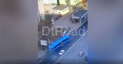 Пассажирский автобус влетел в фонарный столб в Москве — видео момента - reendex.ru - Москва