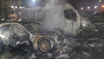 Под Киевом в новом ЖК сгорели 4 автомобиля, спасатели не могли доехать – видео - 24tv.ua - Киев - Новости