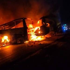 В Египте автобус столкнулся с нефтевозом: в пожаре погибли 20 человек. Фото - reporter-ua.com - Египет