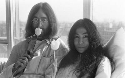 Джон Леннон - Йоко Оно - С гитарой на диване. В YouTube появилось ранее неизвестное видео с Джоном Ленноном - nv.ua - Голландия