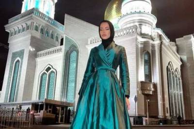 Анастасия Решетова - Анастасия Решетова взбесила фанатов фотографией в мусульманской одежде - versia.ru
