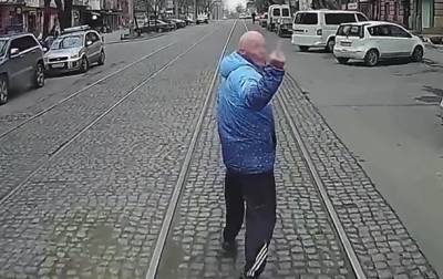 Опоздавший пассажир бежал перед едущим трамваем - korrespondent.net - Москва - Николаева - Николаев