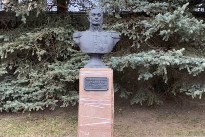 Скотч для генерала: В Смоленске бюст героя войны 1812 года обмотали клейкой лентой - mk-smolensk.ru - Смоленск