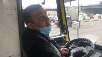 Запрет владельцев: в Киеве маршрутчик со скандалом отказал ветерану в проезде – видео - 24tv.ua - Киев