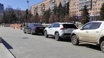 «ВИП-парковка»: в Пензе водители оставили машины у фонтана - penzainform.ru - Пенза