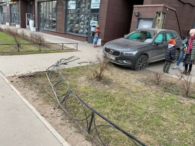 Видео: в Петербурге отец спас ребенка от несущейся на него машины - ivbg.ru - Ленинградская обл. - Петербурга - Петербург