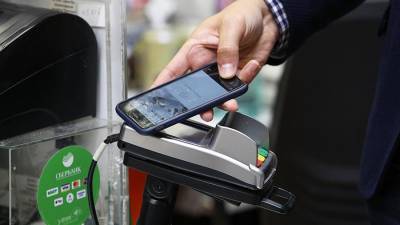 Доля безналичных трат россиян в начале года побила рекорд 2018-го - iz.ru