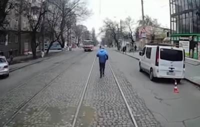 Украинец прославился в сети после эпичной погони за трамваем: видео разлетелось по сети - politeka.net - Николаев