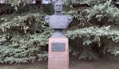 В Смоленске бюст героя войны 1812 года «отремонтировали» с помощью скотча - znak.com - Смоленск