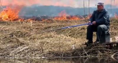 «Настоящий рыбак»: Сеть взорвало видео, как мужчина рыбачил во время пожара (ВИДЕО) - enovosty.com - Слуцк