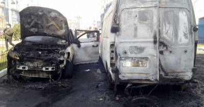 В Киеве в масштабном пожаре сгорело 4 автомобиля - tsn.ua - Киев
