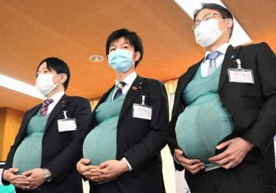 Трое японских мужчин захотели побыть в шкуре беременных и сделали это (фото) - lenta.ua - Япония