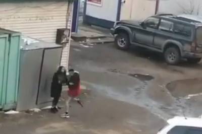В Хабаровске подросток избил девушку на улице на глазах очевидцев - hab.aif.ru - Хабаровск