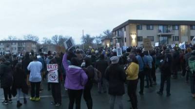 В США продолжаются протесты после гибели чернокожего от рук полицейского - vesti.ru - шт. Миннесота - штат Орегон - Миннеаполис - Бруклин-Сентер