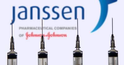 Выявлено еще два случая образования тромбов после вакцинации J & J - ren.tv