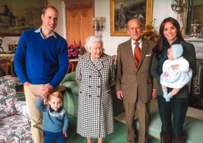 принц Уильям - принц Чарльз - Кейт Миддлтон - королева Елизавета - принц Филипп - Кейт - принц Луи - принцесса Шарлотта - принцесса Евгения - Члены Британской Королевской семьи опубликовали архивные фото, ранее невиданные публикой - skuke.net