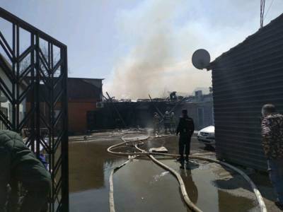 В Астрахани пожар в нежилом здании перекинулся на 4 дома - astrakhanfm.ru - Астрахань - р-н Советский