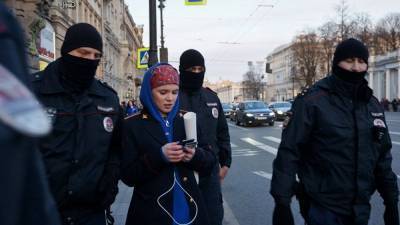 В Петербурге на активистку, задержанную за пикет в поддержку DOXA, составили два протокола - znak.com - Санкт-Петербург